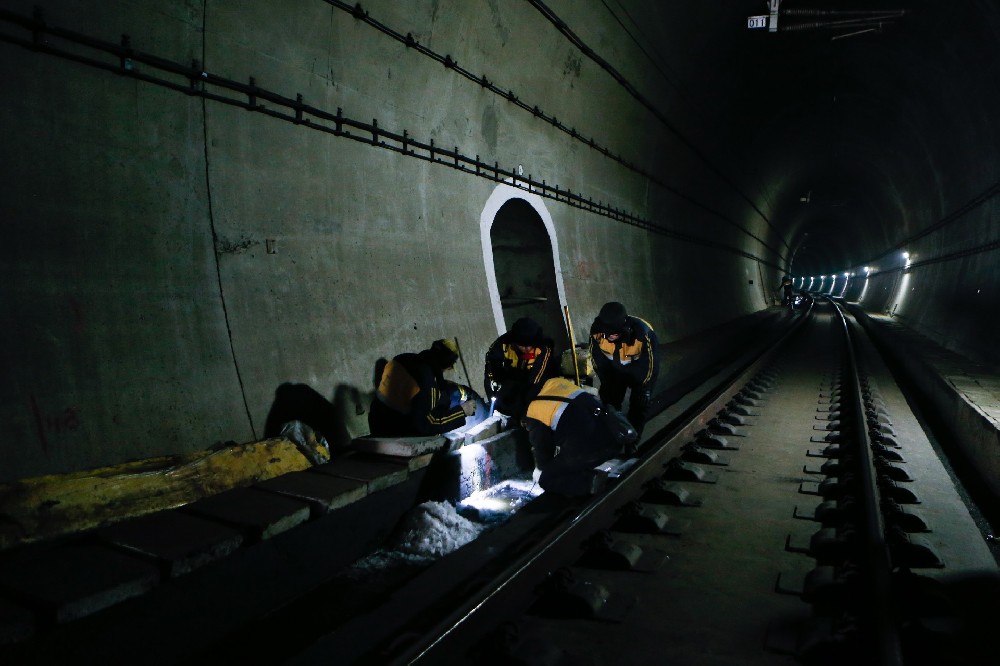 巢湖铁路运营隧道病害现状